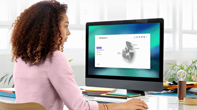 Foto oficial de marketing que muestra la configuración de MX Master 3 en un escritorio; es ilustrativa, no una captura de la versión actual para Mac.